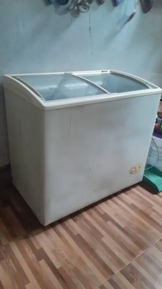 Bismilah ,dijual frizer normal dan msh bgus