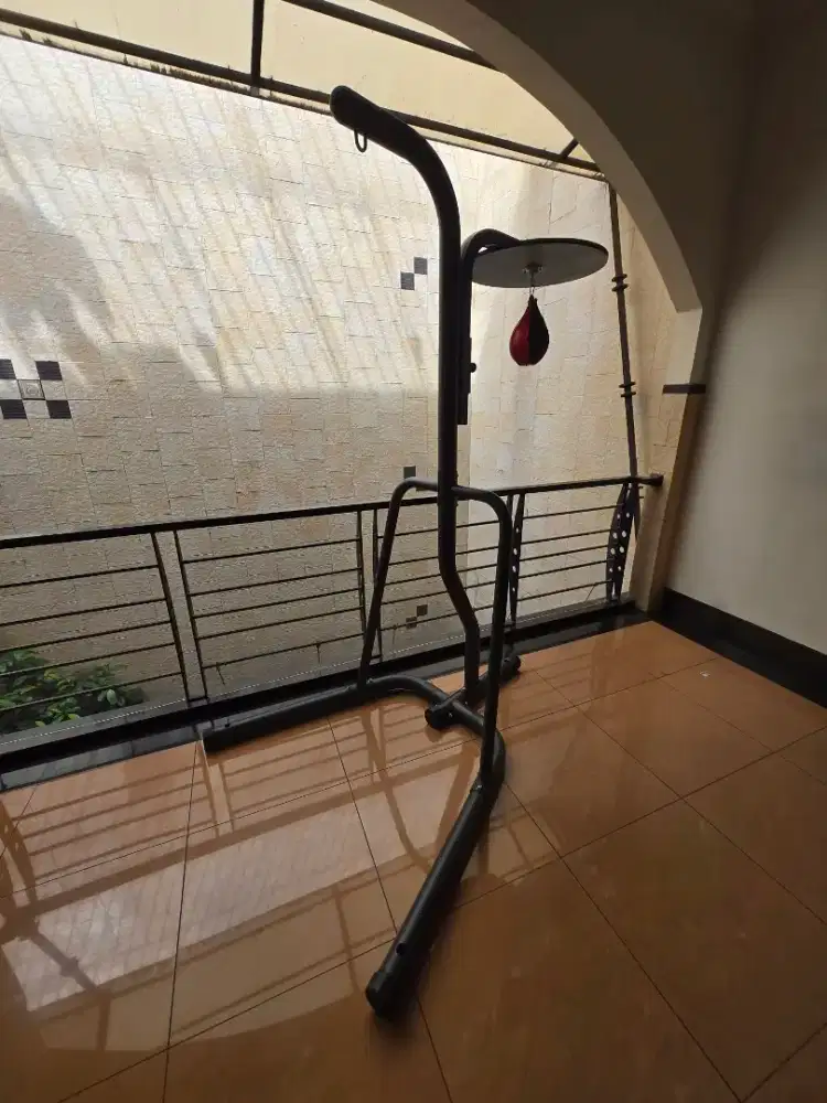 Standing Samsak Tinju Kick Boxing