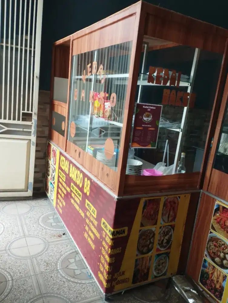 2 gerobak baja, dan 5 meja lesehan