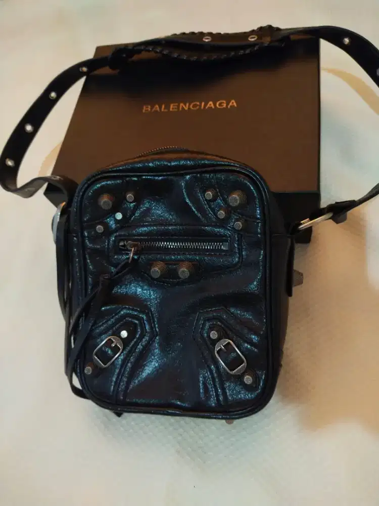 Luxury BALENCIAGA slingbag sangat keren dan mewah banget