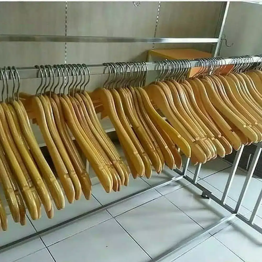 Gantungan baju kayu