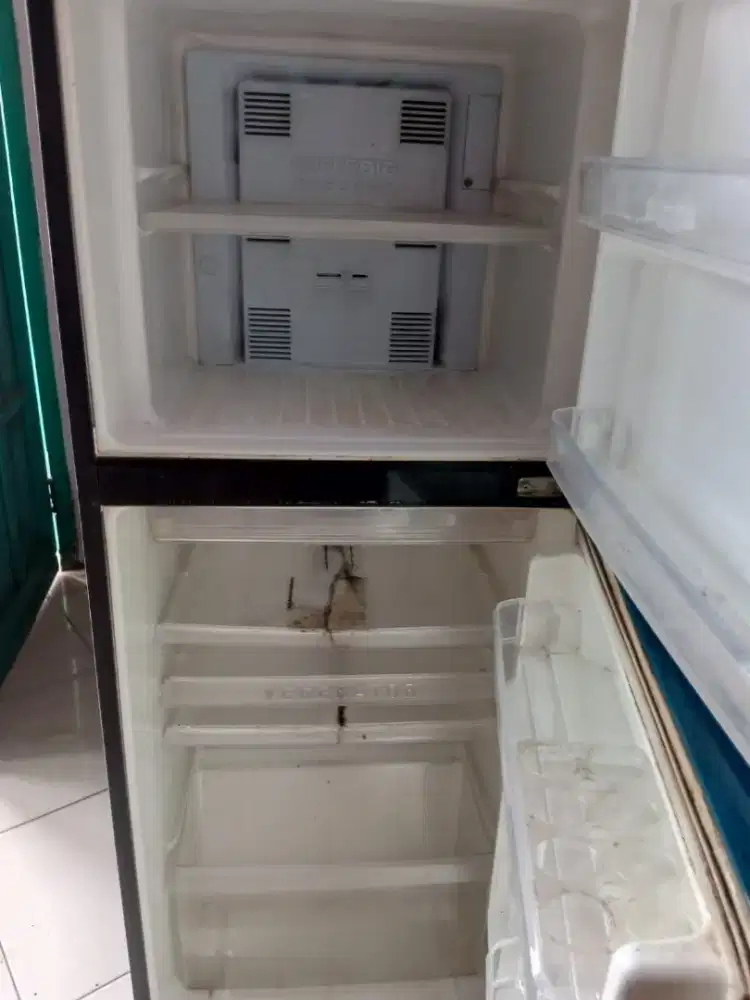 Dijual kulkas 2 pintu masih dingin merk Panasonic