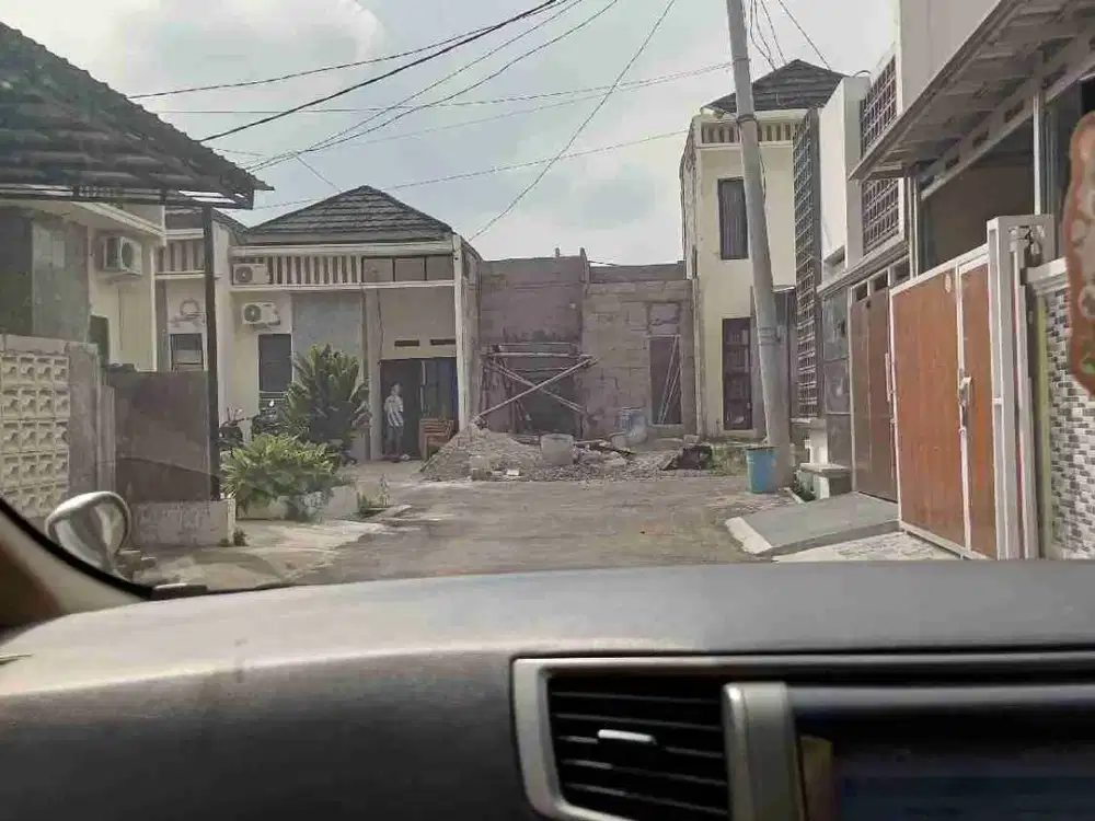 Rumah dekat sarana sekolahan dan stasiun kereta api