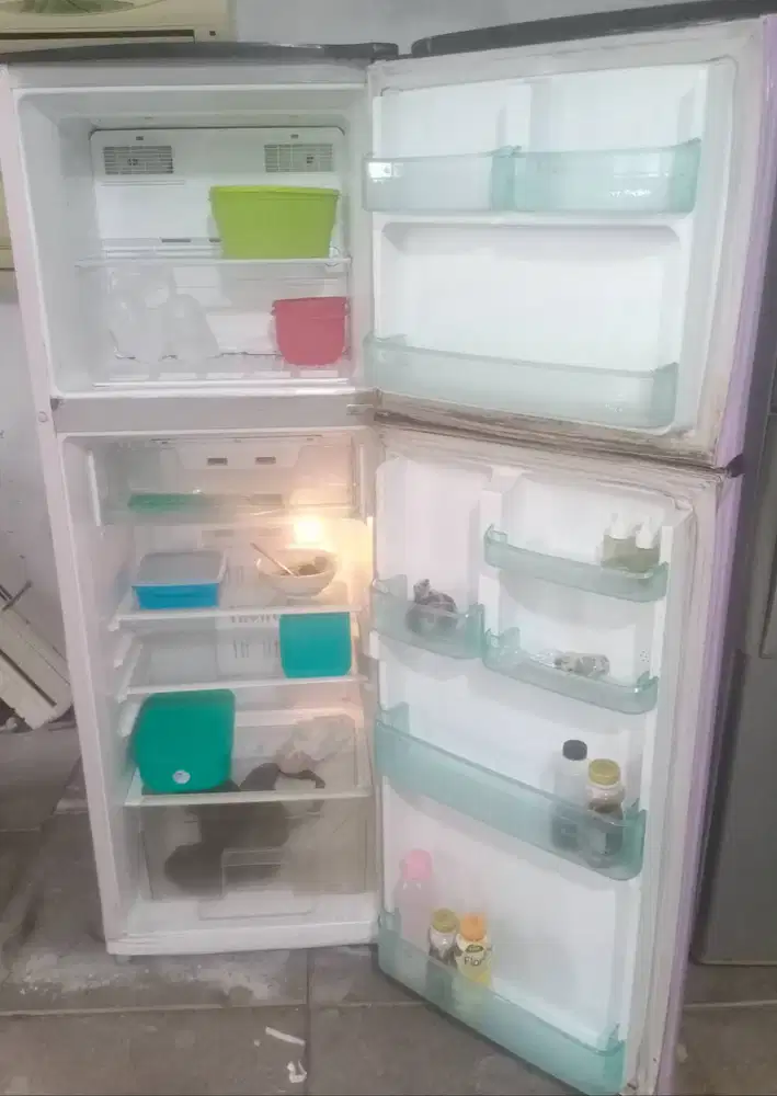 Kulkas 2 pintu  POLYTRON JUMBO. Mesin original pabrik belum rusak