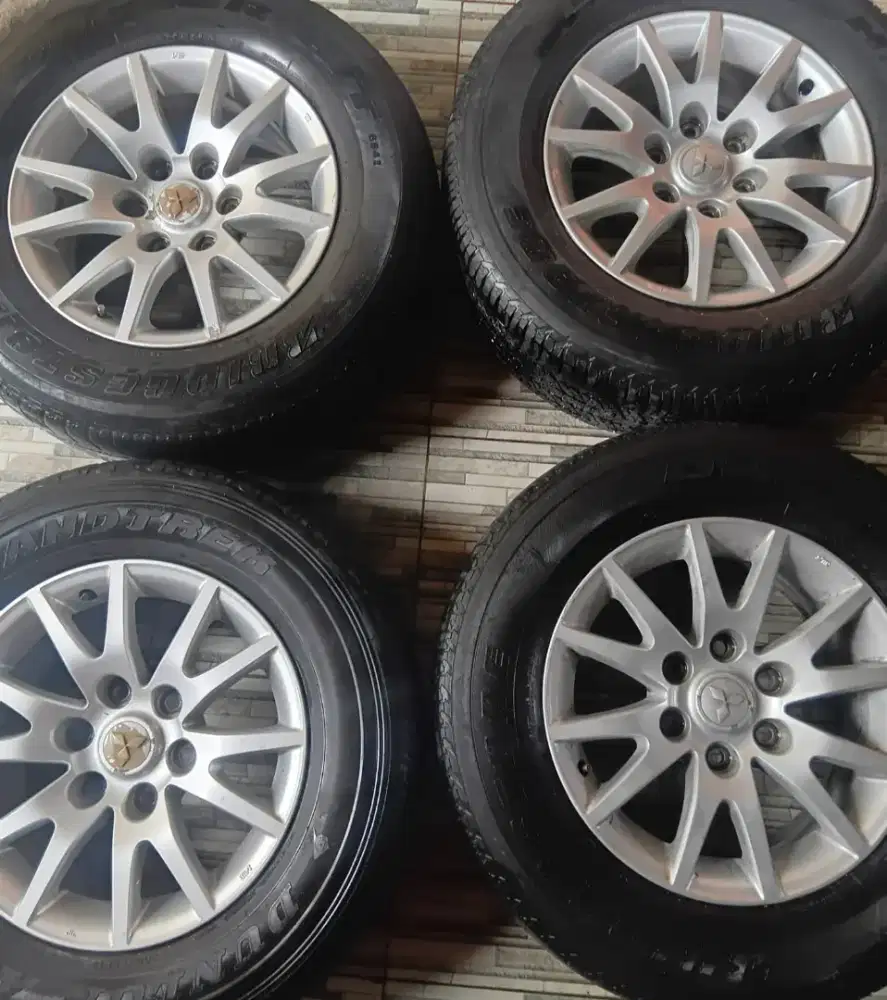 Dijual velg pajero r17 dengan ban masih tebal semua