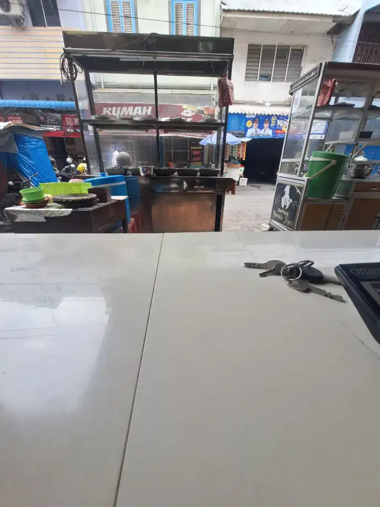 Pekerja wanita rumah makan baru