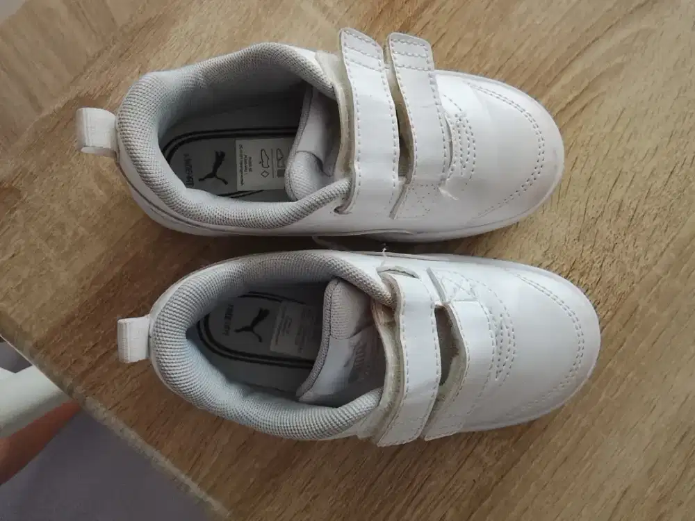 Sepatu anak puma putih