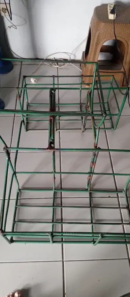 Besi pengangkut air galon