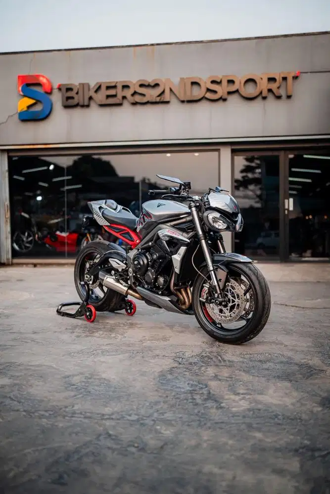 TRIUMPH STREET TRIPLE 765RS zx r6