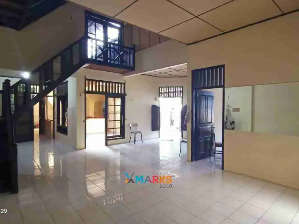 Dijual Rumah Siap Huni Area Tengah Kota Sriwedari, Vibes Jawa dengan Kayu Jati Sangat Cozy, Hanya 2 menit dari Paragon Mall