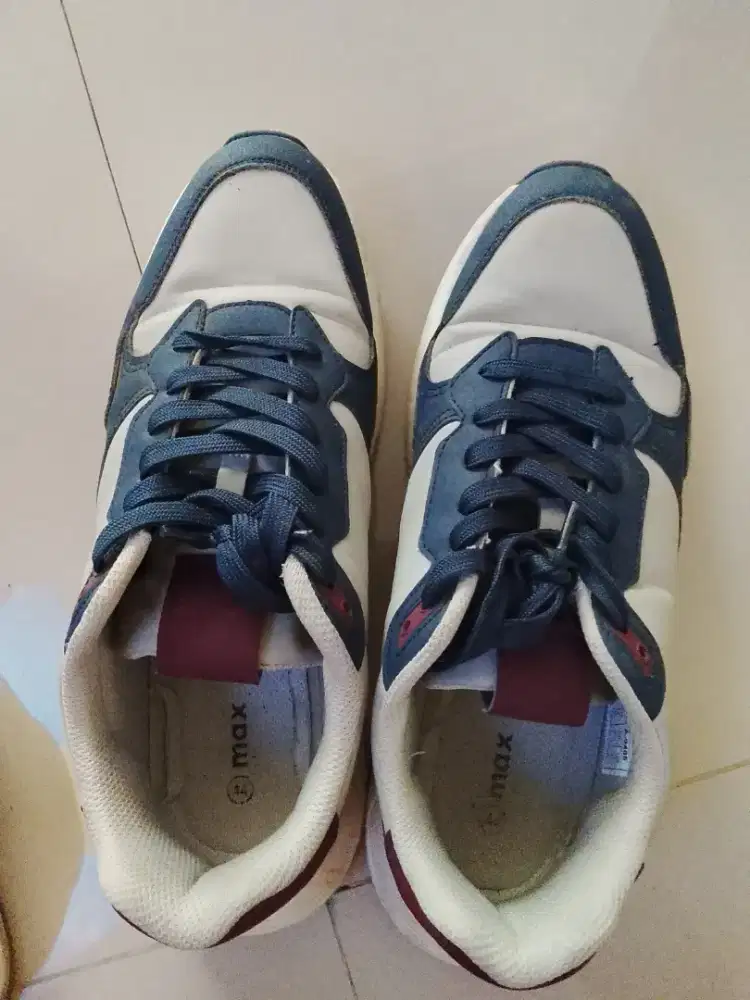 Sepatu pria merek max