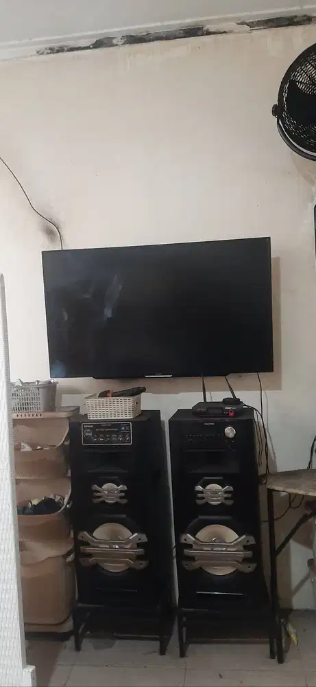 Aktif speaker. 12. Merk Polytron.