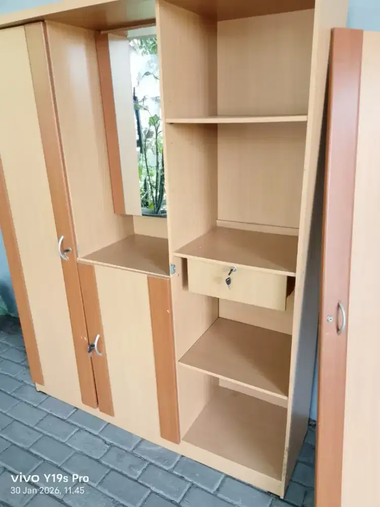 Lemari Pakaian Cermin