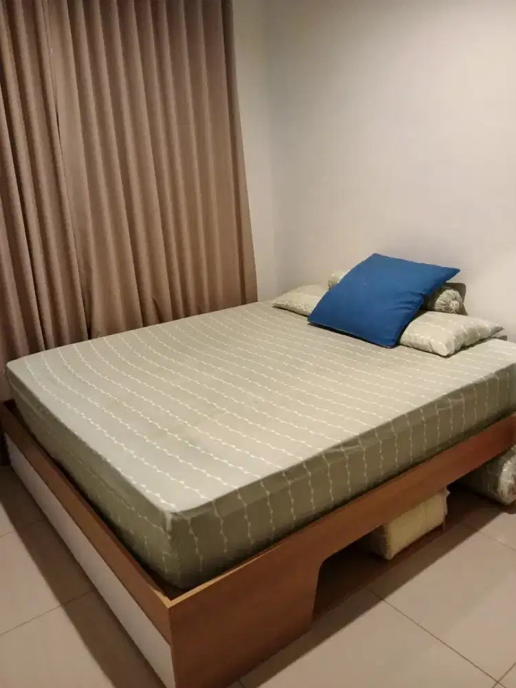 Divan + kasur king size merk Dekoruma