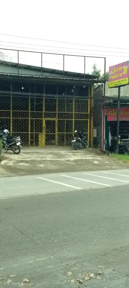 Dijual bangunan gudang material strategis,d jln raya kota gubug-smg.