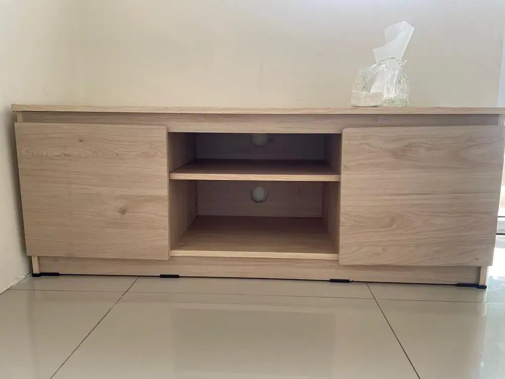 Lemari televisi dan buku