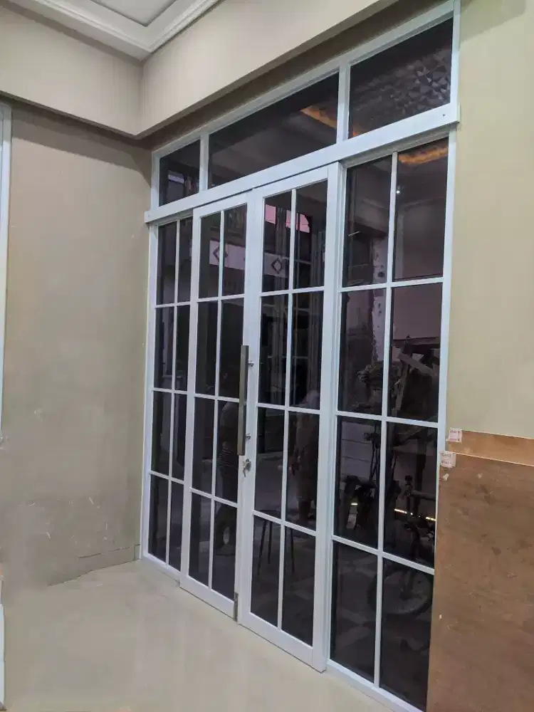 Pintu aluminium dan ornamen