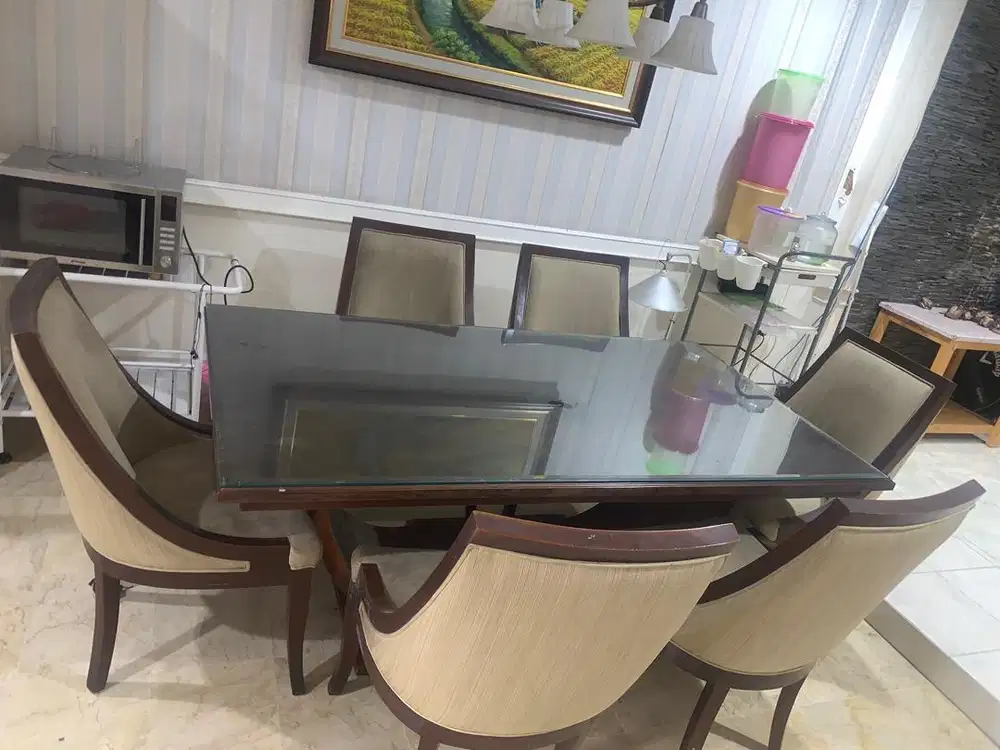 Dijual Meja Makan RoseWood beserta Bangku 6 pis. Warna kayu