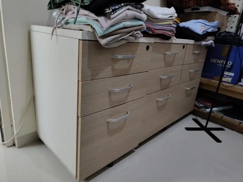 Laci meja ex Informa