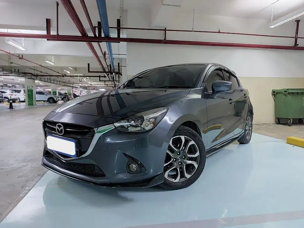 DP MURAH Mazda 2 1.5 R Skyactiv Bensin-AT 2016 Abu C4ZJA