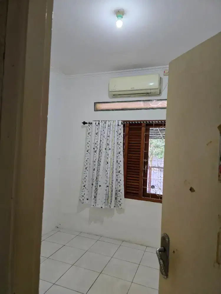 Disewakan Rumah dengan Lingkungan Asri di Area Taman Serua Bojongsari