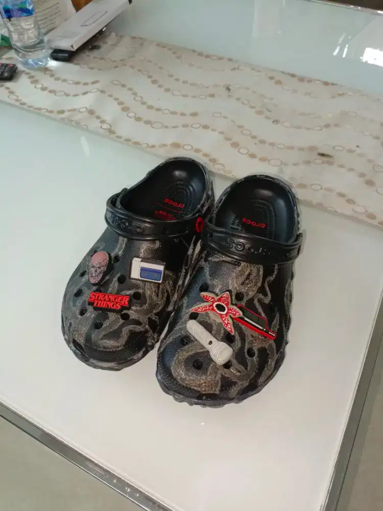 CROCS X STRANGER THINGS