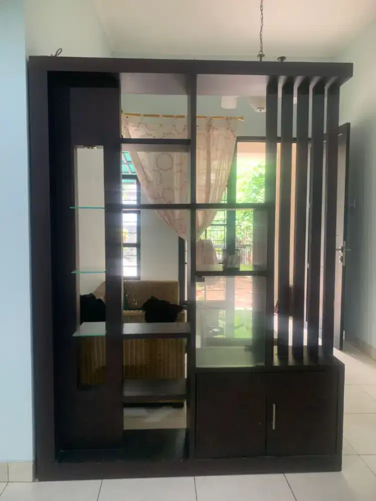 Pembatad ruangan kayu