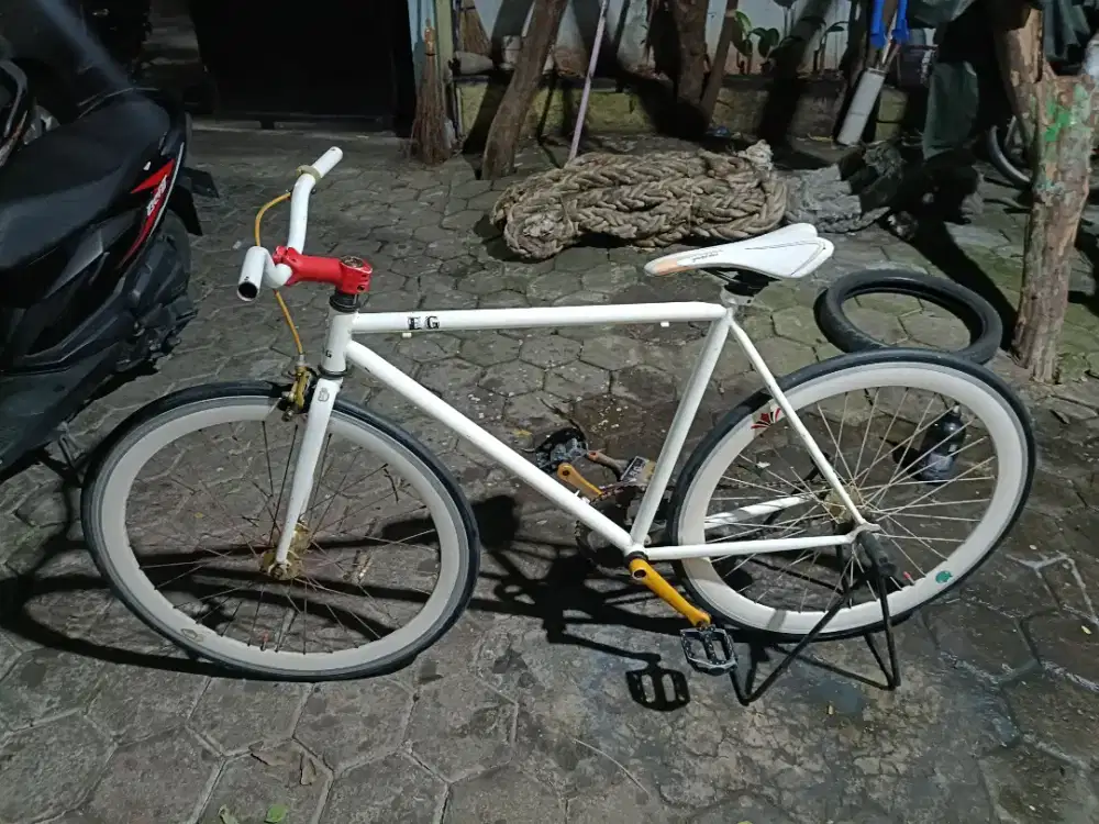 Jual sepeda fixie UK 700c warna putih koncisi siap pakai
