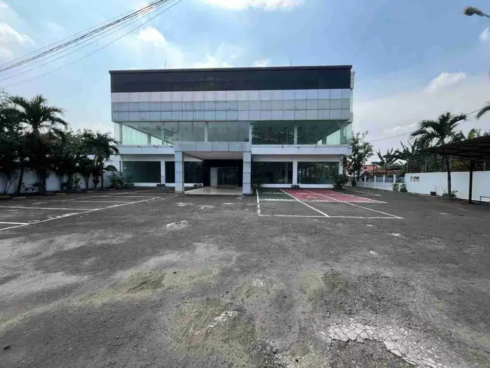 Dijual Atau Disewakan Cepat Ex Showroom Siap Pakai di Pinggir Jl Raya Cimone Tangerang