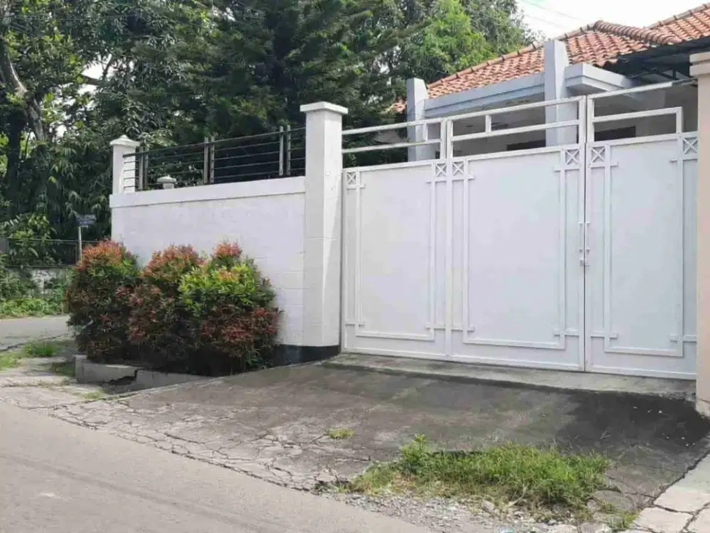 Di sewakan dkt SMA 5 bisa parkir 2 mobil 10 menit ke RS Muwardi -UNS