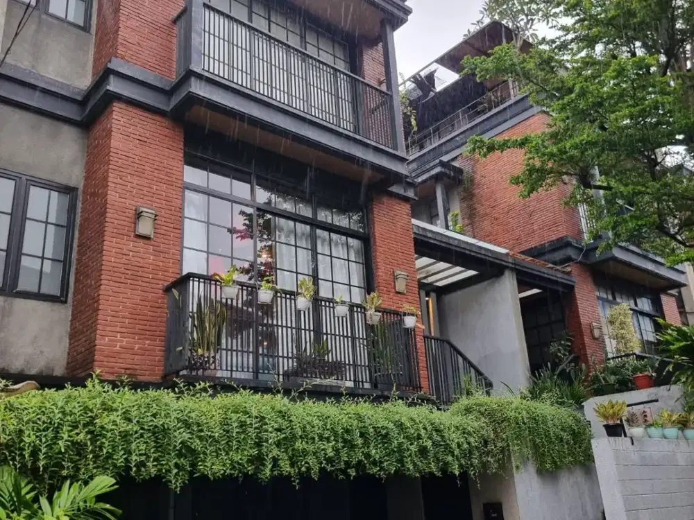 Disewakan Rumah Modern 3+1 BR dengan Pool, Lokasi dalam Townhouse di Cipete Jakarta Selatan