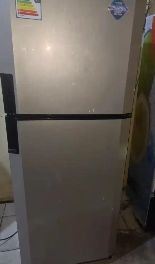 jual kulkas 2 pintu Merc Sanken masih mulus ky baru