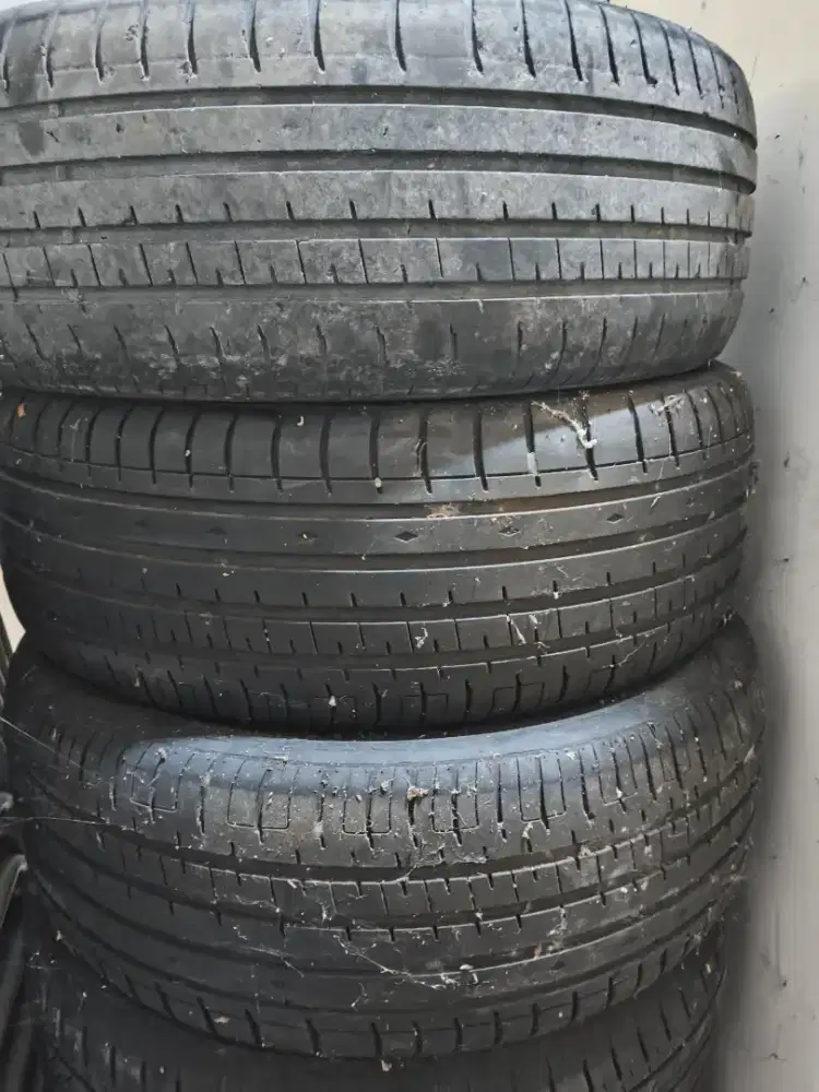 Ban Accelera uk 215/55 r17