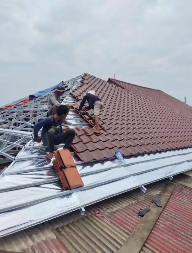 Pemasangan rangka atap baja ringan