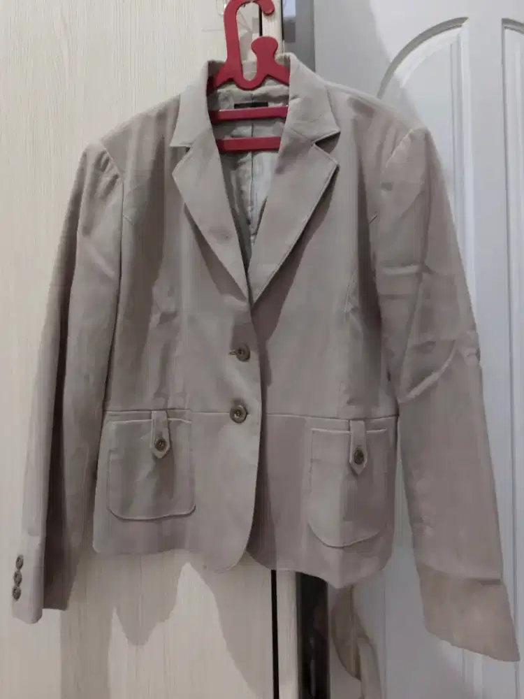 Dijual blazer warna cream