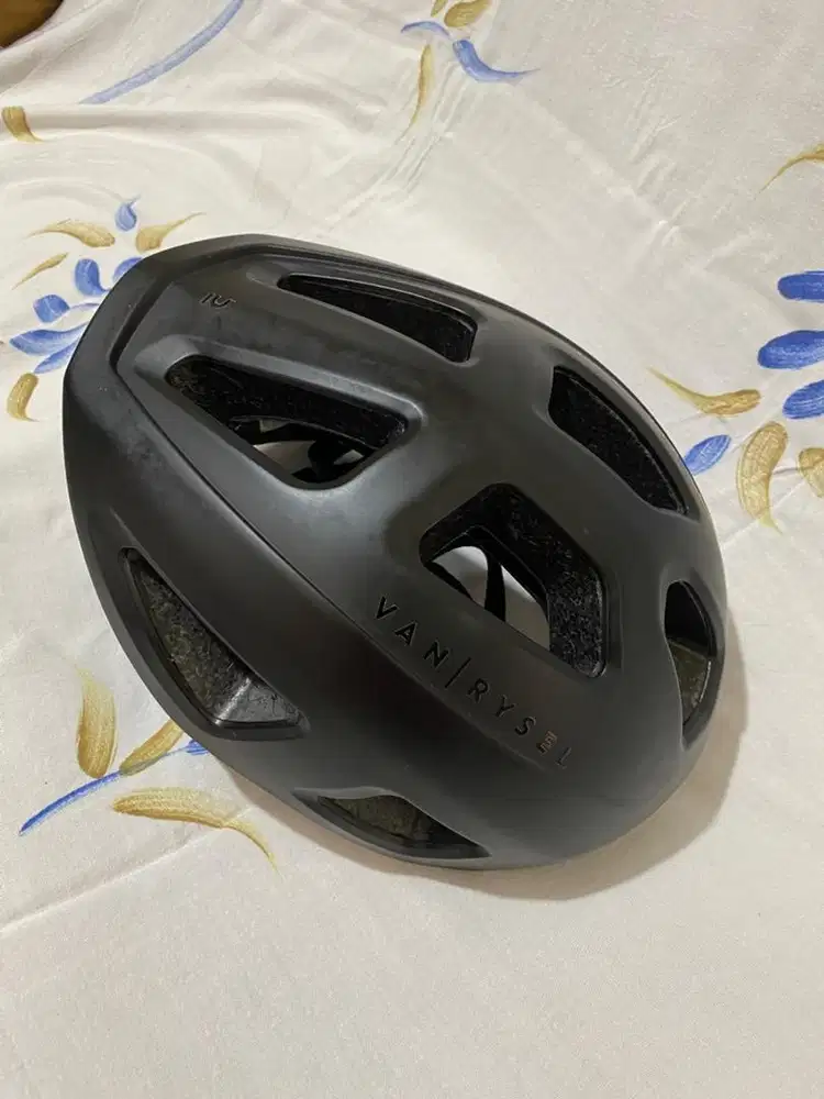 Helm Sepeda Van Rysel 100