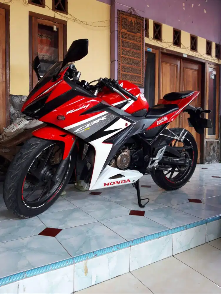 JUAL CEPAT Honda CBR 150R THN 2018 ISTIMEWA SIAP PAKAI