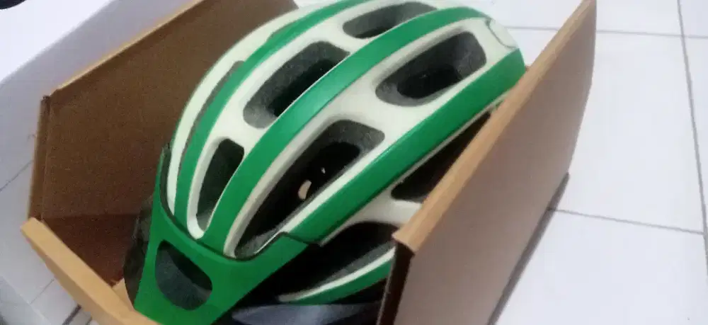 Helm sepeda Sena evo R1 green