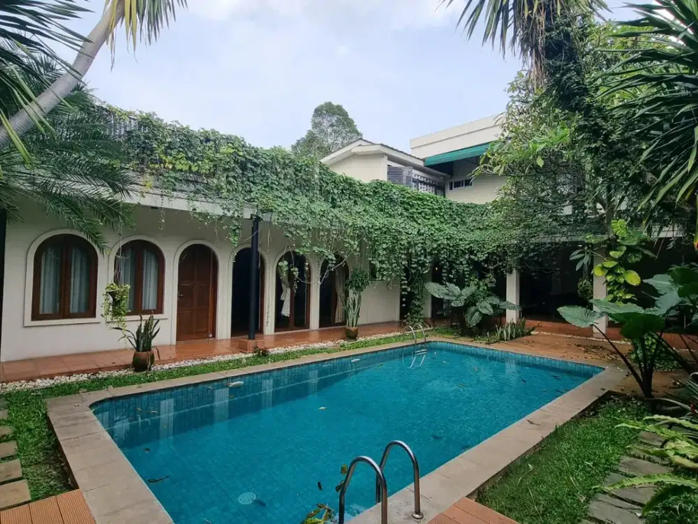 Disewakan Rumah Bergaya Mediterranean, 4 BR Furnished dengan Pool - Lokasi Cipete, Jakarta Selatan