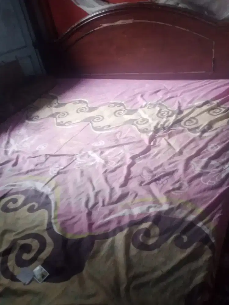 Tempat tidur full set juga lemari.