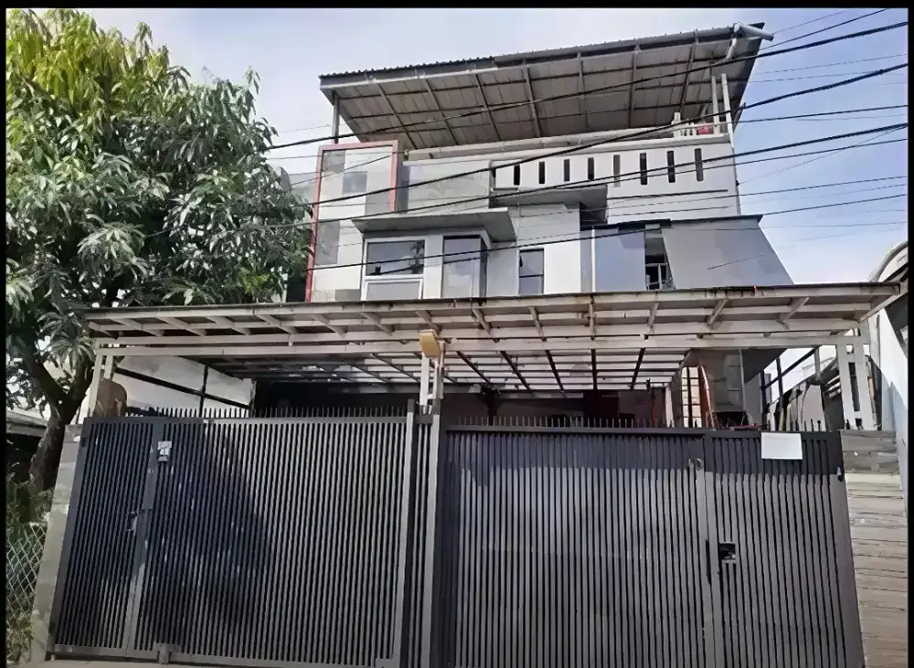 Rumah strategis 3 lantai di Sadang Serang Tubagus Ismail Shm