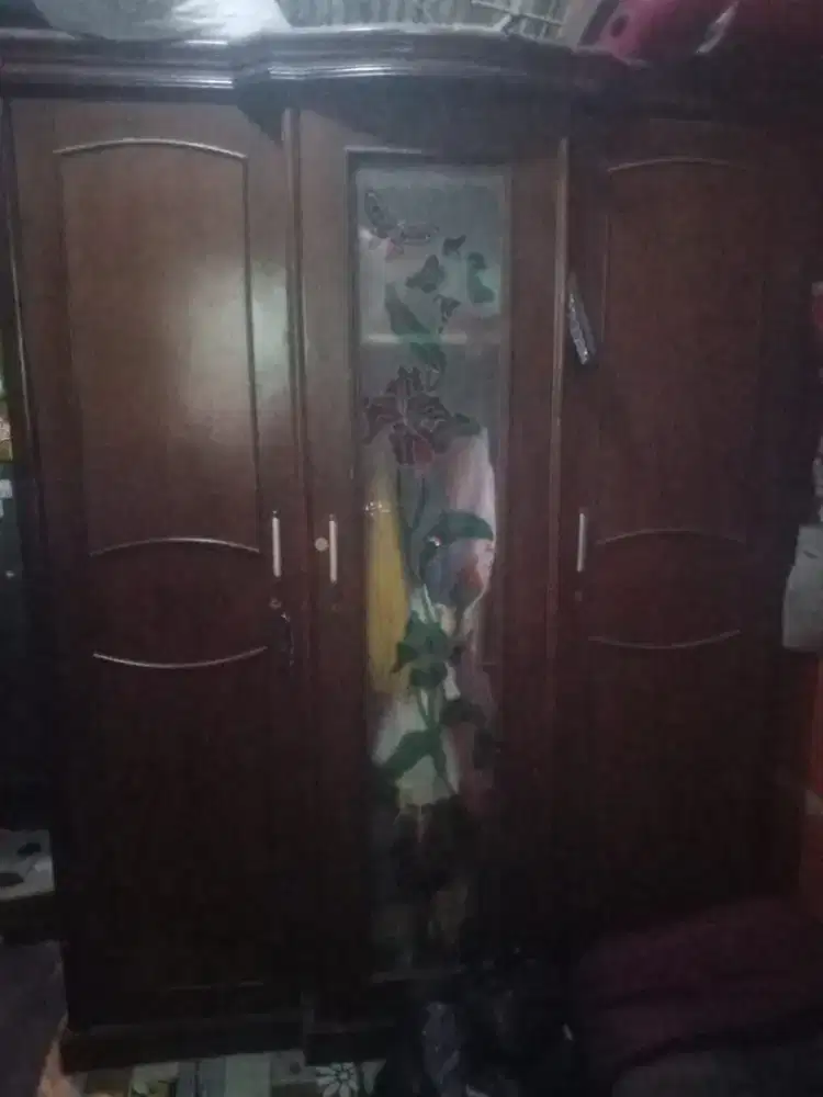 Dijual lemari juga tempat tidur fullset ya.