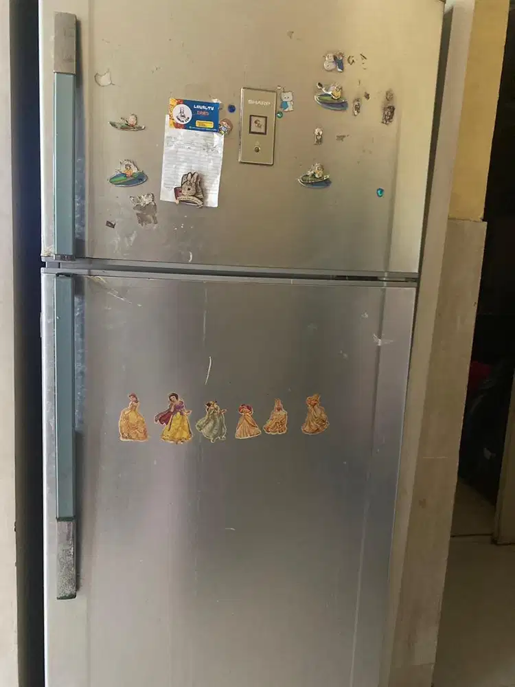 Dijual secepatnya kulkas 2 pintu bessar merk sharp warna silver