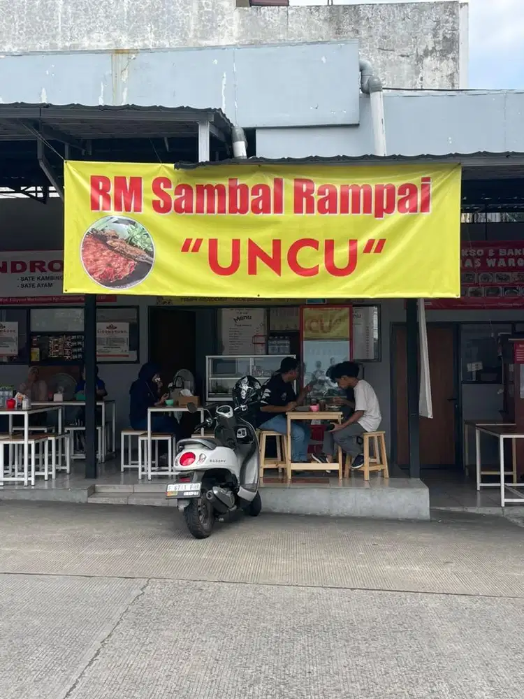 Dicari juru masak dan pelayan