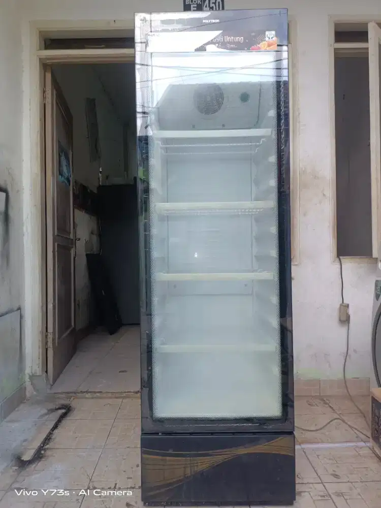 Di jual second showcase 4 rak merk POLYTRON