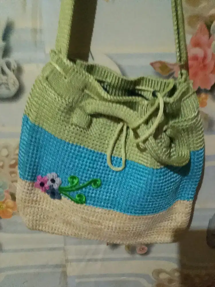 Tas selempang rajut wanita