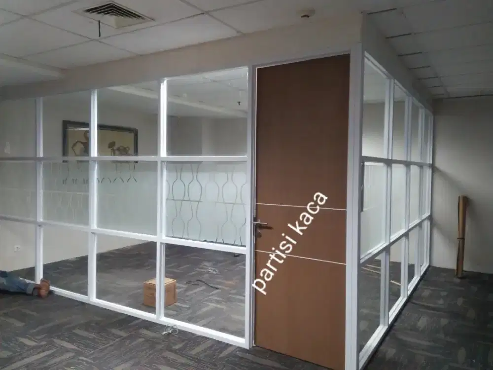 Partisi kaca dan partisi gypsum