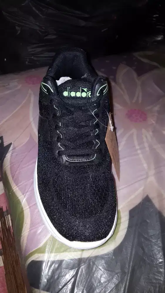 Diadora Running Manva Hitam Ukuran 42 BNOB Belum Pernah Dipakai.