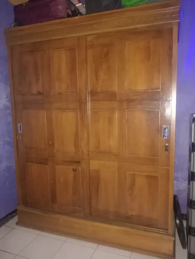 Di Jual lemari pakaian (Bahan full kayu jati asli & tebal)