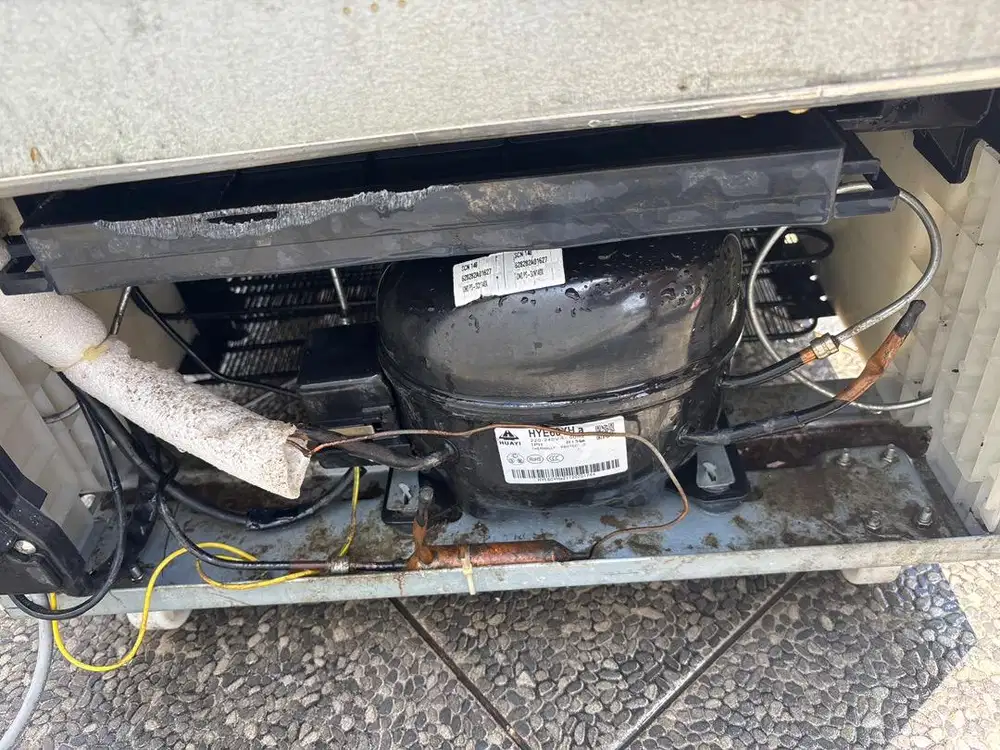 Dijual cepat showcase rsa 3 rak sedang